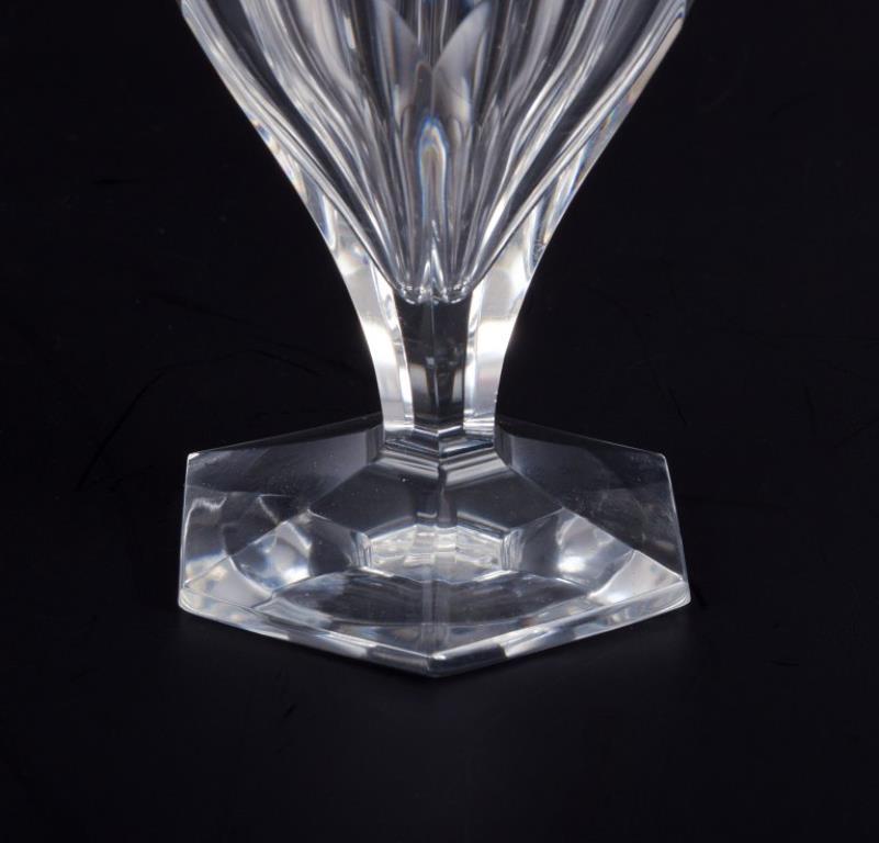 Francese Baccarat, Francia. Un set di quattro bicchieri Art Deco in cristallo trasparente. Sfaccettato. in vendita