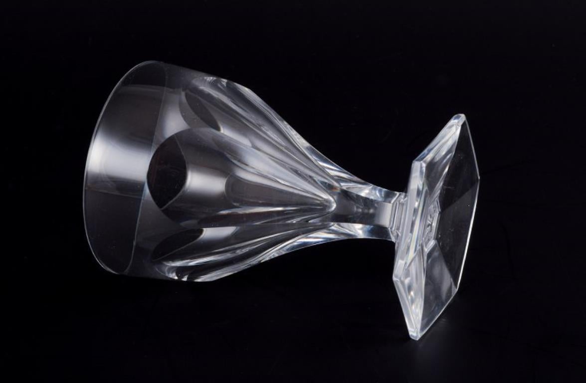 Metà XX secolo Baccarat, Francia. Un set di quattro bicchieri Art Deco in cristallo trasparente. Sfaccettato. in vendita