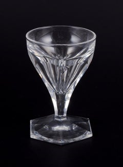Baccarat, France. A set of six Art Deco glasses in clear crystal. Faceted.