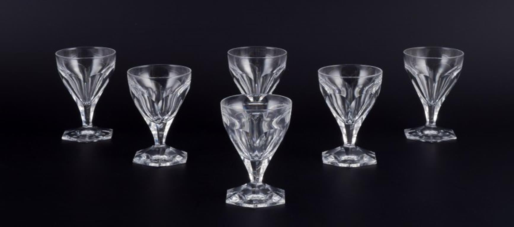 Baccarat, Francia. Un juego de seis copas Art Decó de cristal transparente. Facetado.
De los años 30.
Perfecto estado.
Dimensiones: A 10,0 cm x P 7,0 cm.