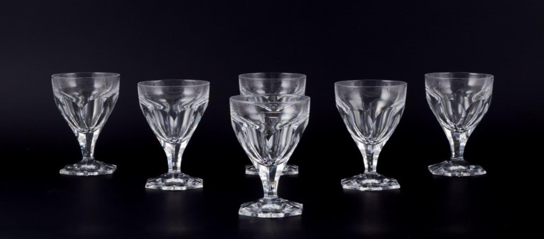 Baccarat, France. A set of six Art Deco red wine glasses in clear crystal glass. Faceted.
From the 1930s.
Perfect condition.
Dimensions: H 13.0 cm x D 9.0 cm.