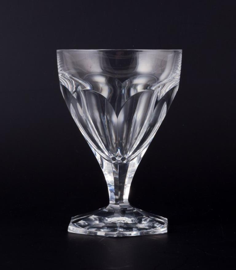 Baccarat, France. A set of six Art Deco red wine glasses in clear crystal glass. In Excellent Condition For Sale In Copenhagen, DK