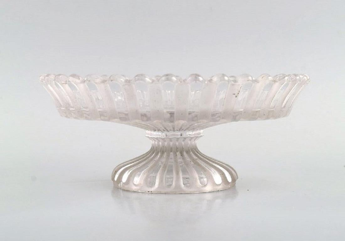 Baccarat, France. Art Deco compote in clear and frosted mouth-blown art glass. 
1940s.
Measures: 19 x 7.5 cm.
In excellent condition.
Stamped.