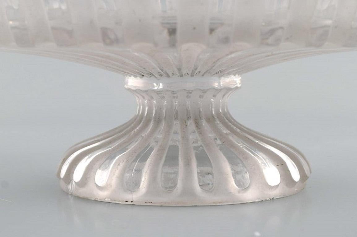 Mid-20th Century Baccarat, France. Art Deco compote in clear and frosted mouth-blown art glass. For Sale