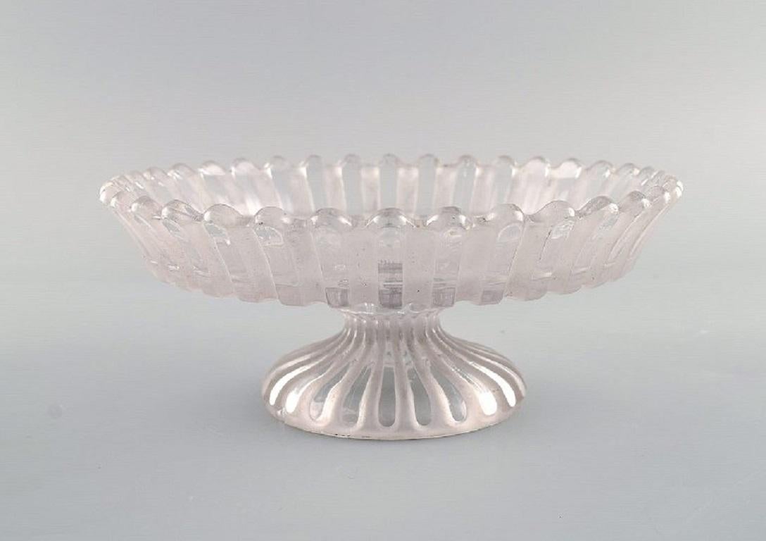 Art Glass Baccarat, France. Art Deco compote in clear and frosted mouth-blown art glass. For Sale