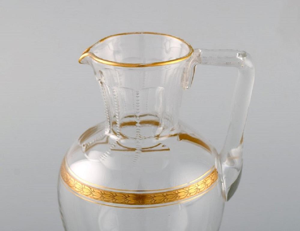 Baccarat, France. Art Deco jug in mouth-blown crystal glass with gold decoration in the form of leaves. 1930s. Three jugs are available.
Measures: 15,5 x 12 cm.
In excellent condition.