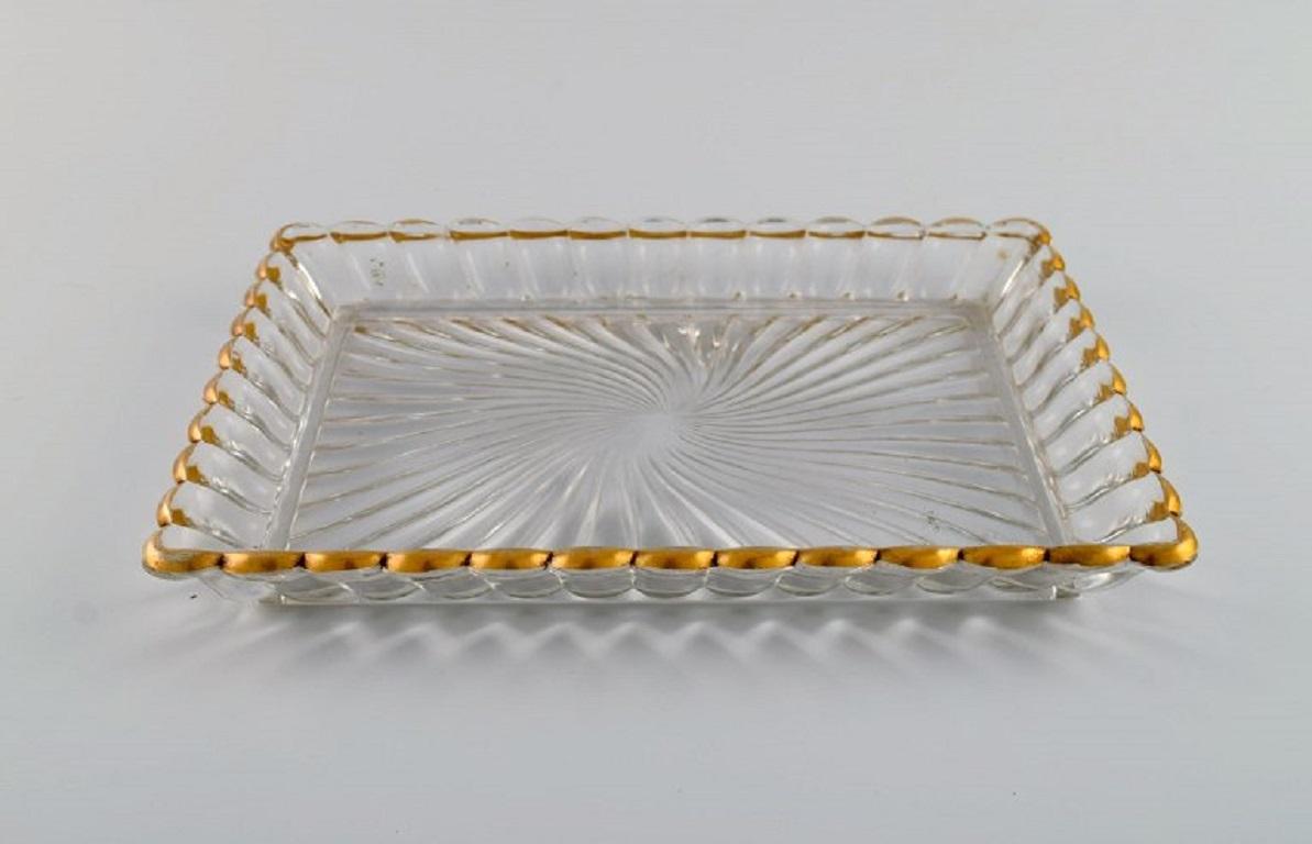 Baccarat, France. Art Deco serving dish in clear art glass with gold edge. 
1930s / 40s.
Measures: 25 x 18.5 x 3 cm.
In excellent condition.
Stamped.