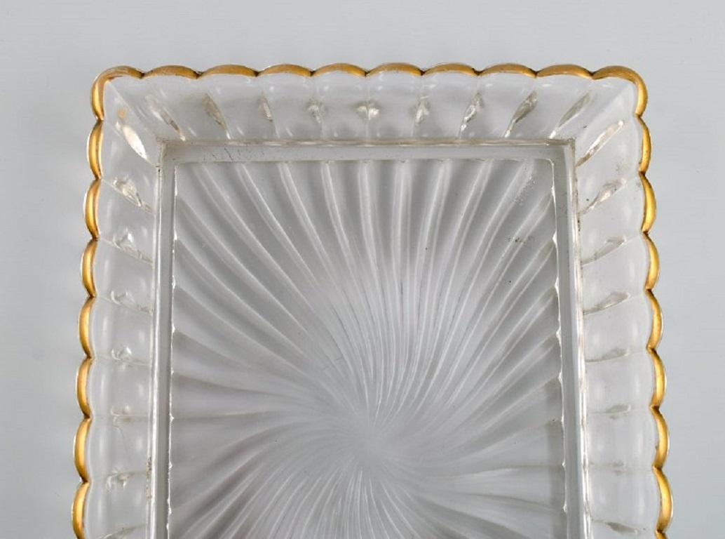 Baccarat, France. Art Deco serving dish in clear art glass with gold edge.  In Excellent Condition For Sale In Copenhagen, DK
