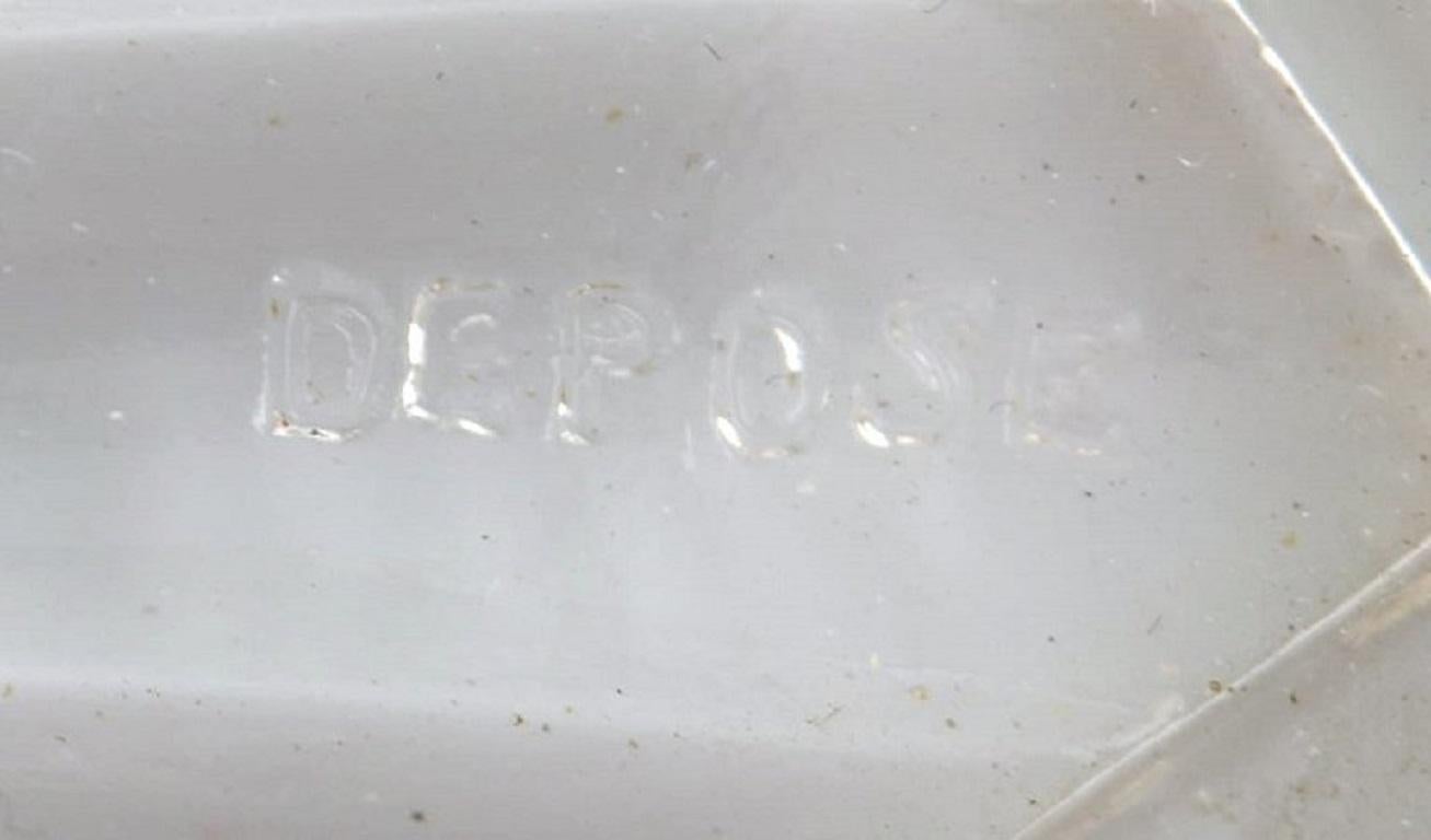 Verre d'art Baccarat, France. Plat de service Art Déco en verre d'art transparent avec bord doré. en vente