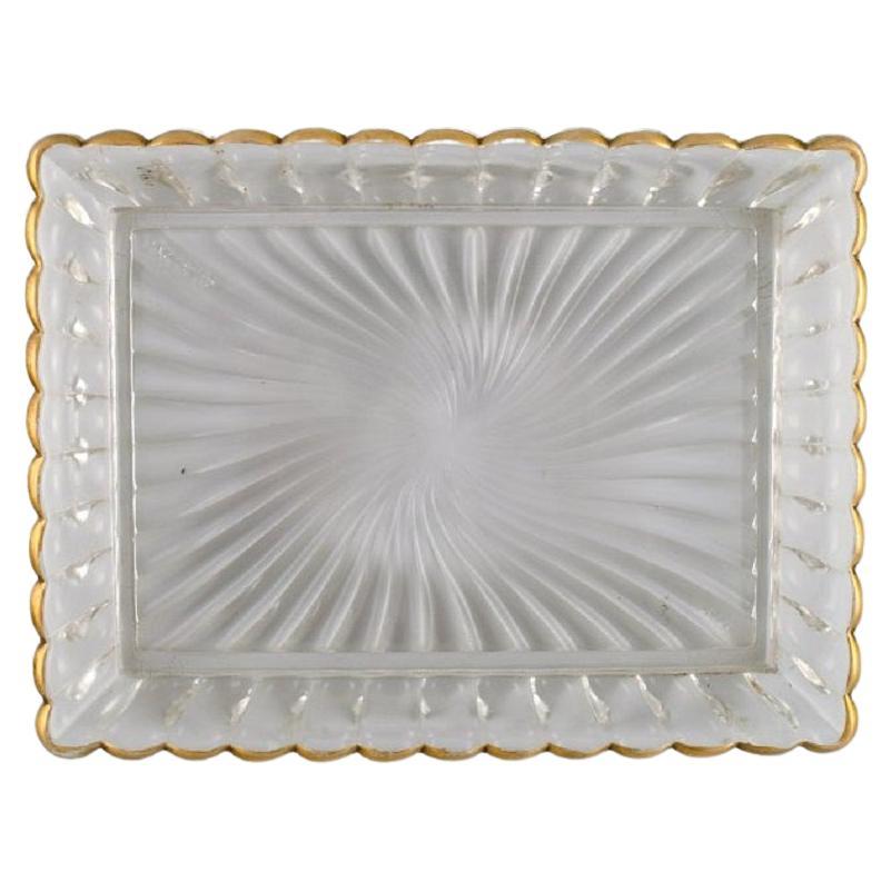 Baccarat, Frankreich. Servierschale im Art-déco-Stil aus klarem Kunstglas mit goldener Kante. 