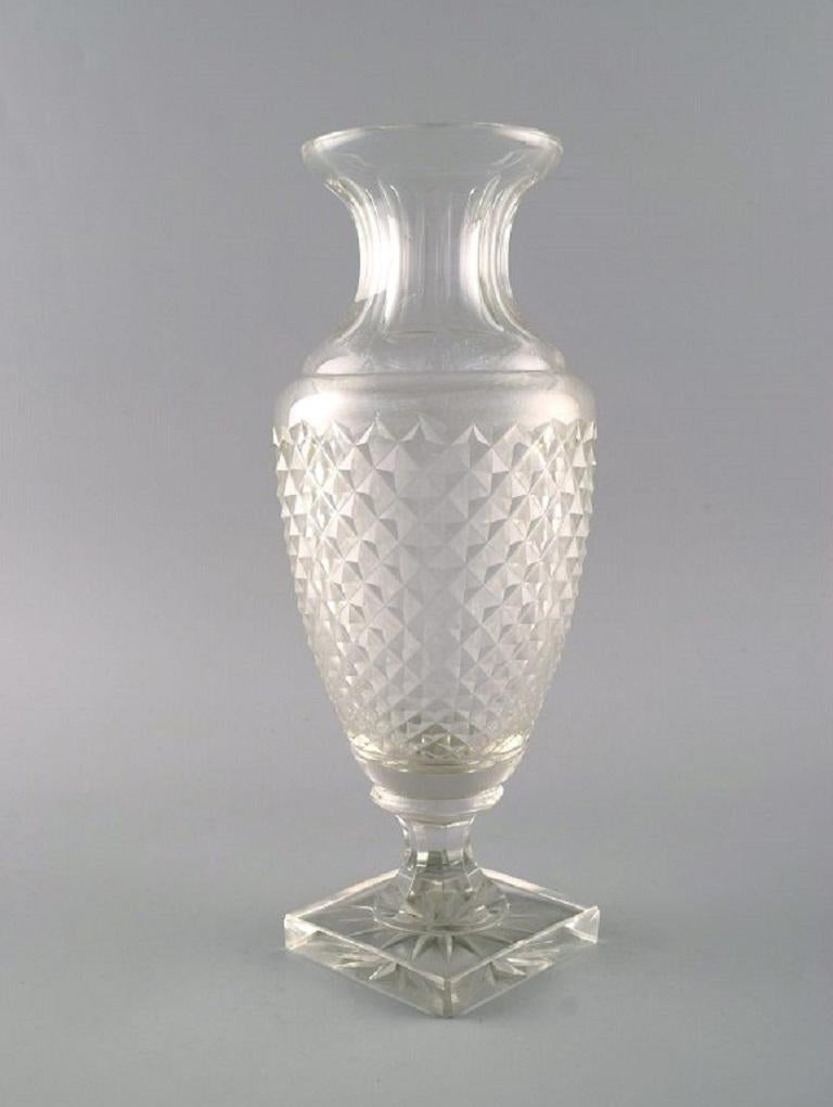 Baccarat, France. Vase Art Déco en verre de cristal clair. 
1930s.
Mesures : 28 x 11 cm.
En parfait état.
