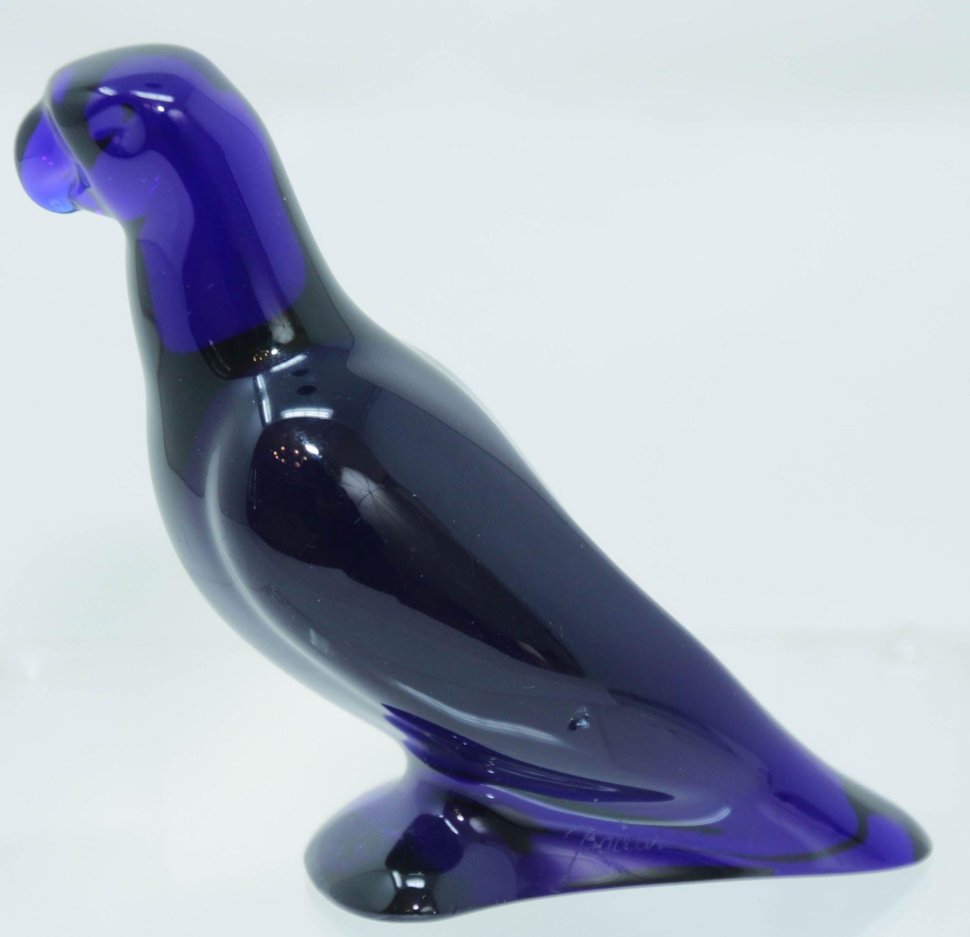Baccarat French cobalt blue glass parrot paperweight.
Baccarat France crystal cobalt blue glass parrot bird paperweight figurine
A finely stunning deep cobalt blue crystal handmade Baccarat French glass paperweight modeled as a parrot by renowned