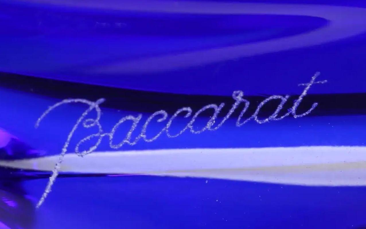 Baccarat France Kristall-Kobaltblauer Papagei-Briefbeschwerer aus Glas (20. Jahrhundert) im Angebot