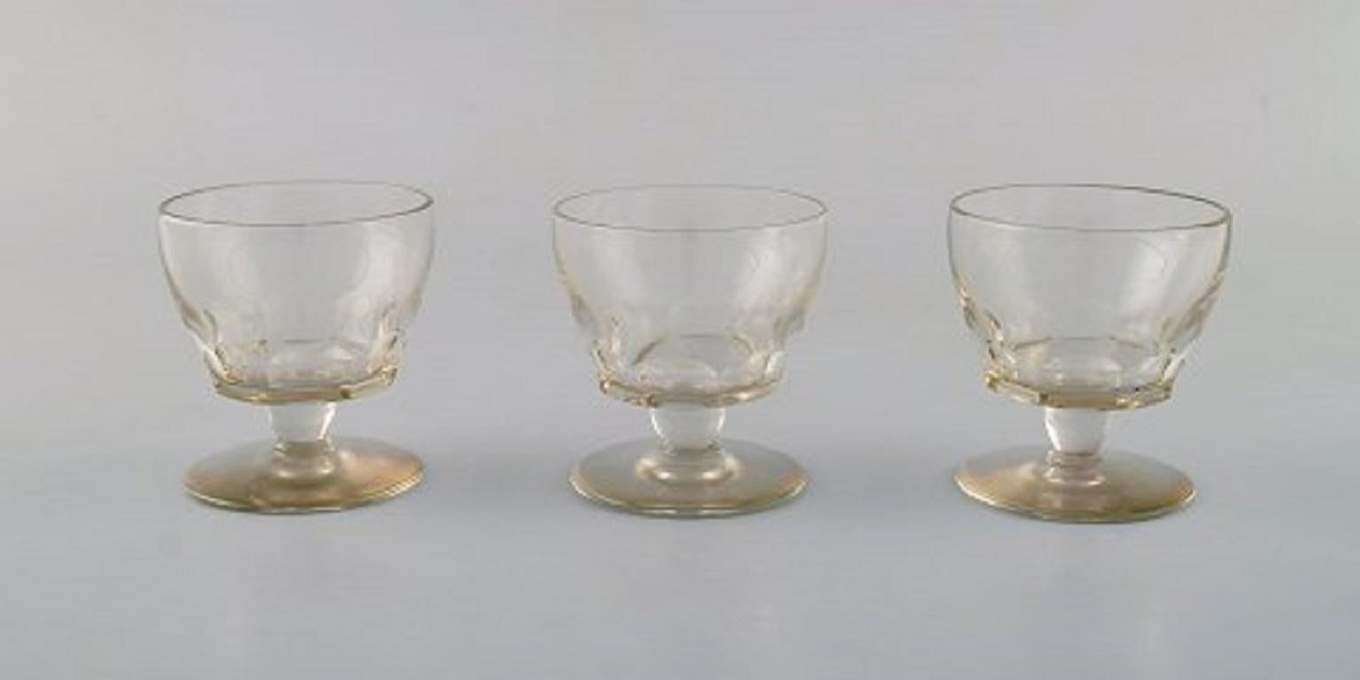Baccarat, France. Eight facet cut Art Deco glasses. Art glass, 1930s-1940s.
Measures: 6.3 x 5.8 cm.
In very good condition.
Stamped.
