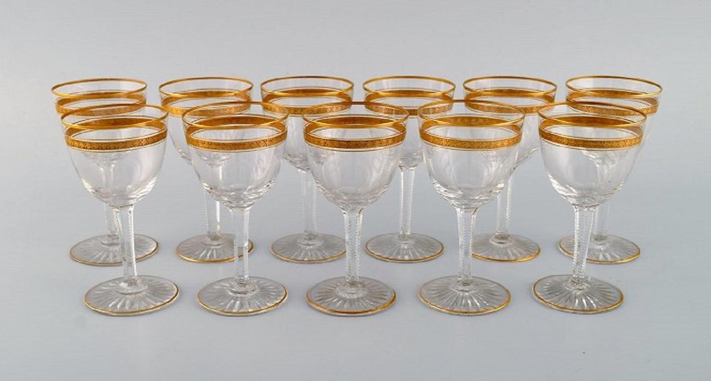 Baccarat, France. 11 Art Deco white wine glasses in mouth-blown crystal glass with gold decoration in the form of leaves. 
1930s.
Measures: 11.7 x 6 cm.
In excellent condition.