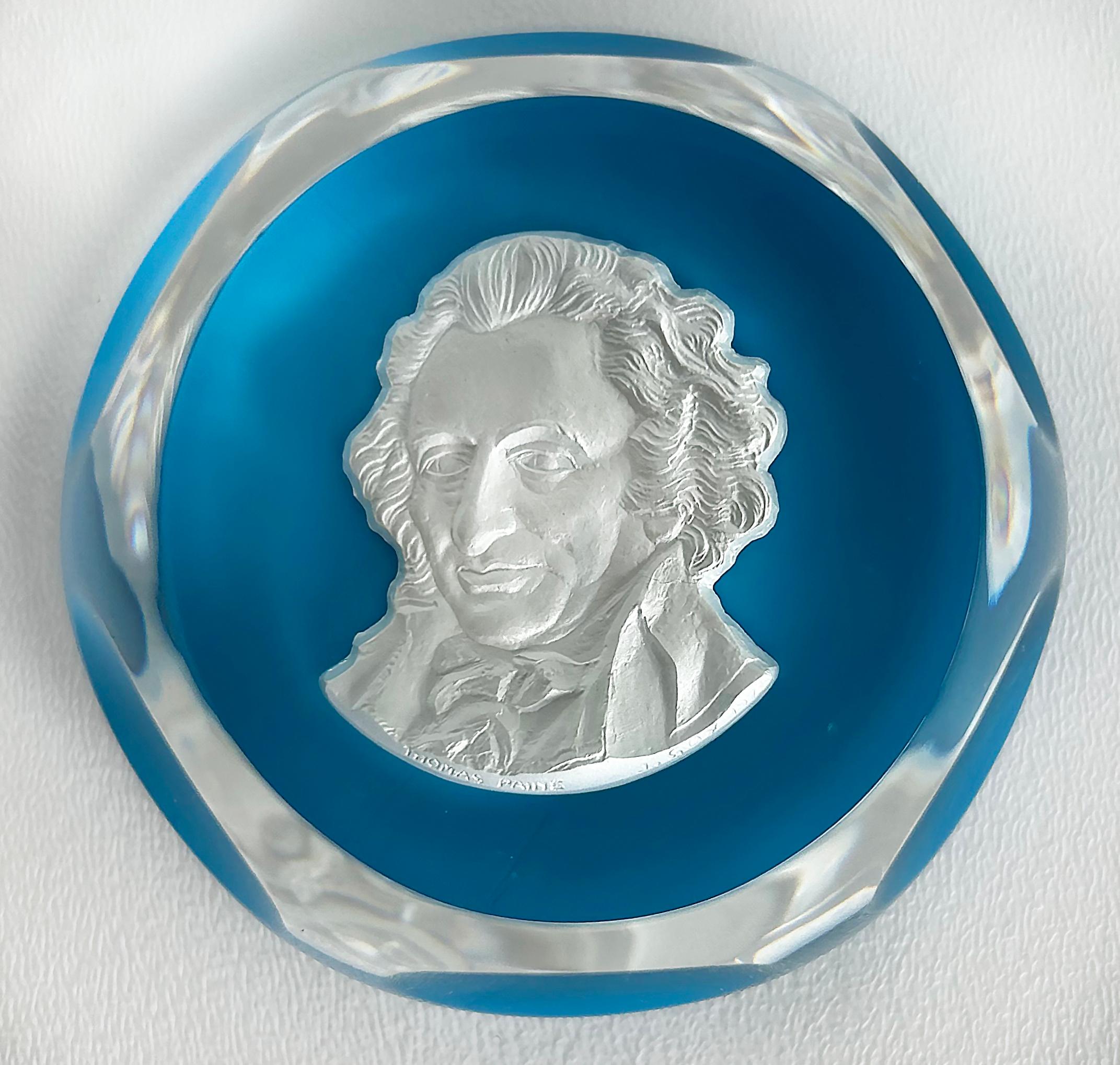 Baccarat Frankreich Facettierter Kristall Sulfid Kamee Briefbeschwerer von Thomas Paine (20. Jahrhundert) im Angebot