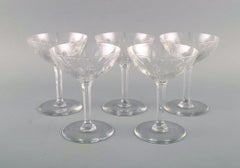 Baccarat, Frankreich. Fünf Champagnerschalen aus klarem mundgeblasenem Kristallglas.