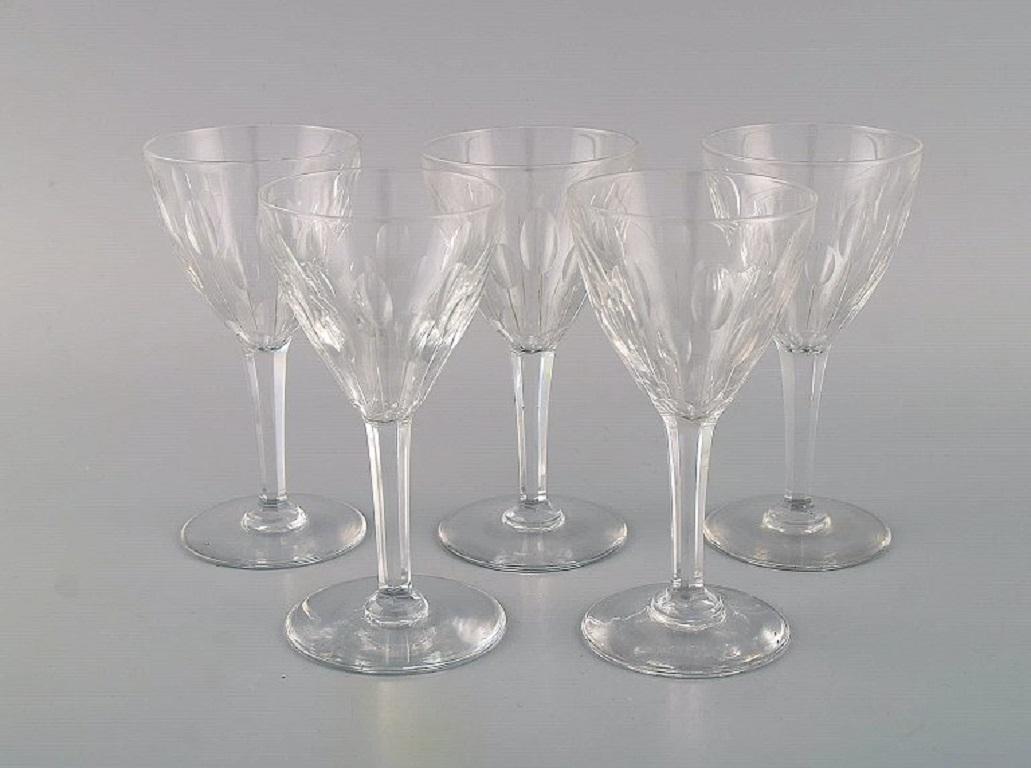 Baccarat, France. Five white wine glasses in clear mouth-blown crystal glass. Mid-20th century.
Measures: 13.7 x 7 cm.
In perfect condition.