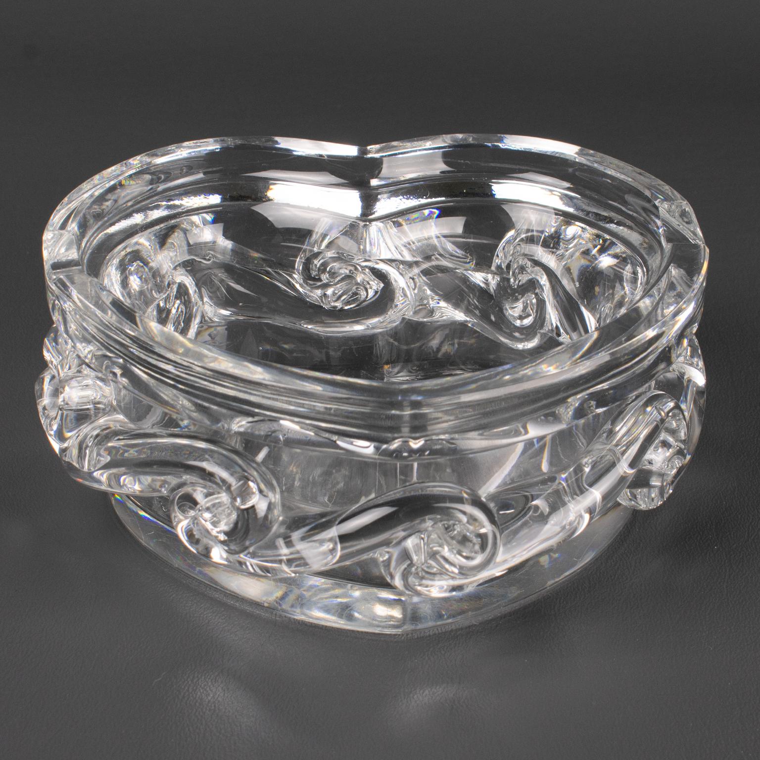 Baccarat France ha disegnato questo splendido posacenere per sigari, ciotola o portaoggetti da scrivania in cristallo. Il pezzo è stato realizzato in Francia intorno al 1980. La vide-poche ha un design a forma di cuore con un motivo pesantemente
