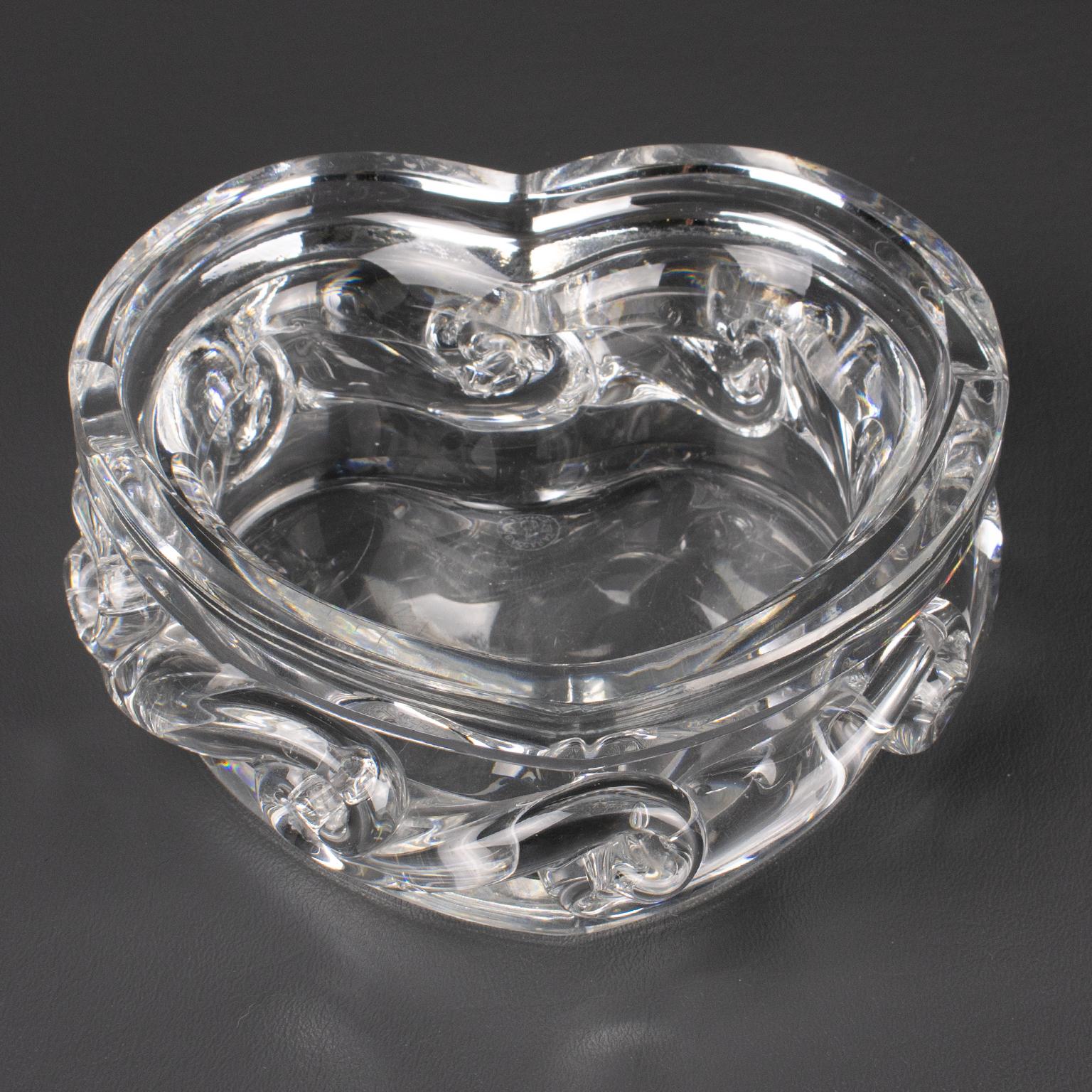 Moderno Baccarat France Portacenere di cristallo a forma di cuore Vassoio Vide-Poche in vendita