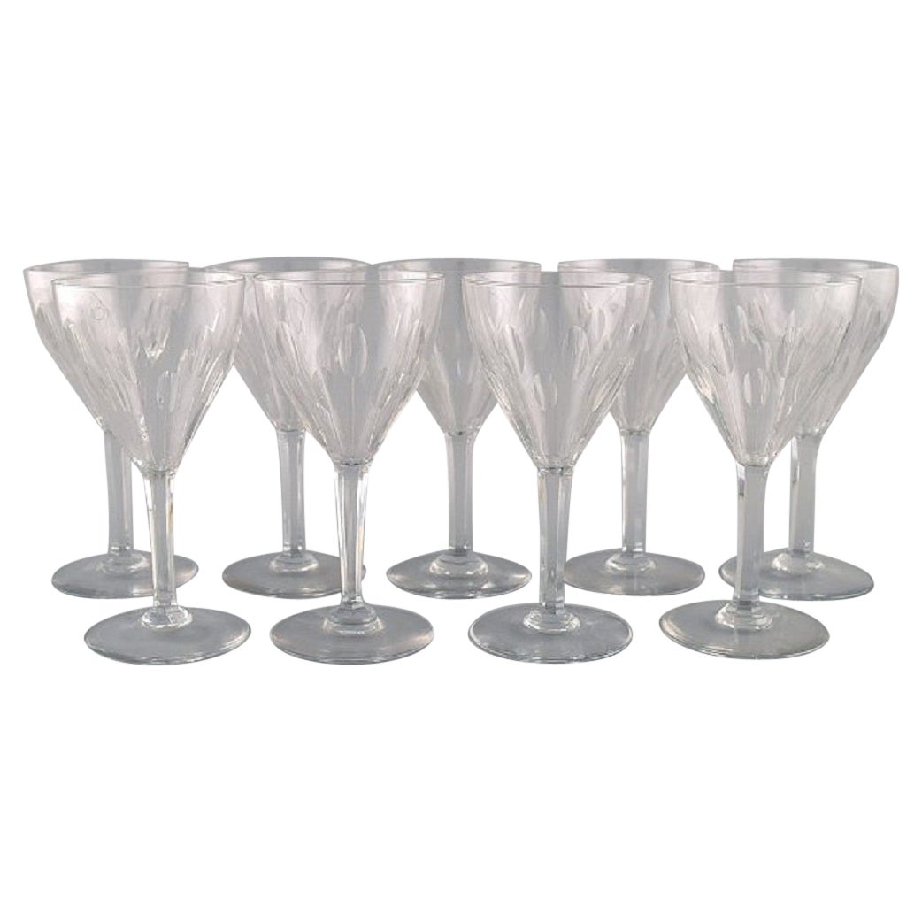 Neuf verres à vin rouges en verre de cristal soufflé à la bouche transparent de Baccarat, France