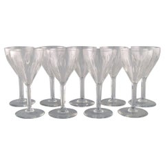 Neuf verres à vin rouges en verre de cristal soufflé à la bouche transparent de Baccarat, France