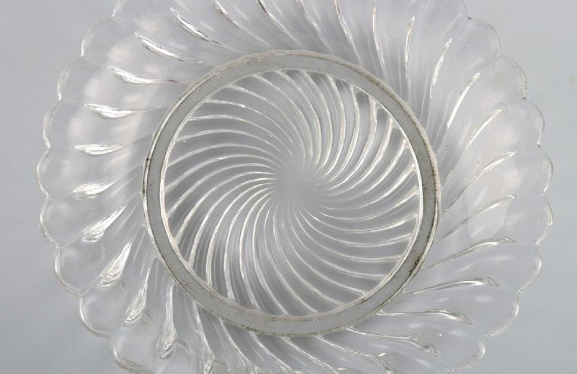 Baccarat, France. Round Art Deco bowl / dish in clear art glass. 
1930s / 40s.
Measures: 17.5 x 3 cm.
In excellent condition.
Stamped.