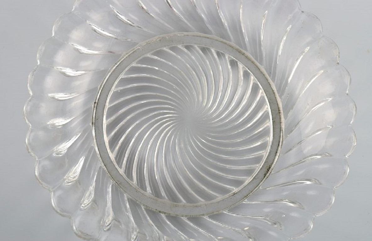 Baccarat, Frankreich. Runde Art Deco Schale aus klarem Glas. 
1930s / 40s.
Maße: 17.5 x 3 cm.
In ausgezeichnetem Zustand.
Gestempelt.