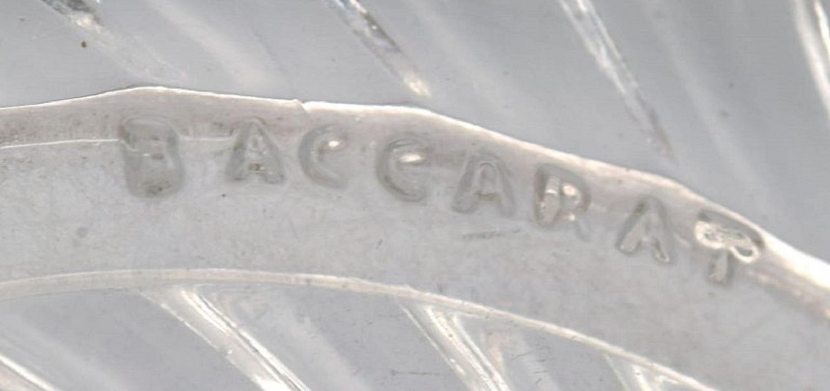 Bol / plat rond Art Déco en verre d'art transparent, Baccarat, France, années 1930 / 1940 Excellent état - En vente à Copenhagen, DK