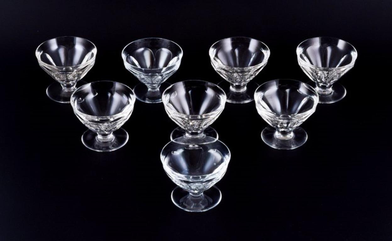 Baccarat, Frankreich. Ein Satz von acht Art-Déco-Champagnercoupés aus facettiertem Kristallglas.
Aus den 1930er/1940er Jahren.
Gestempelt.
In perfektem Zustand.
Abmessungen: D 10,3 cm x H 7,8 cm.