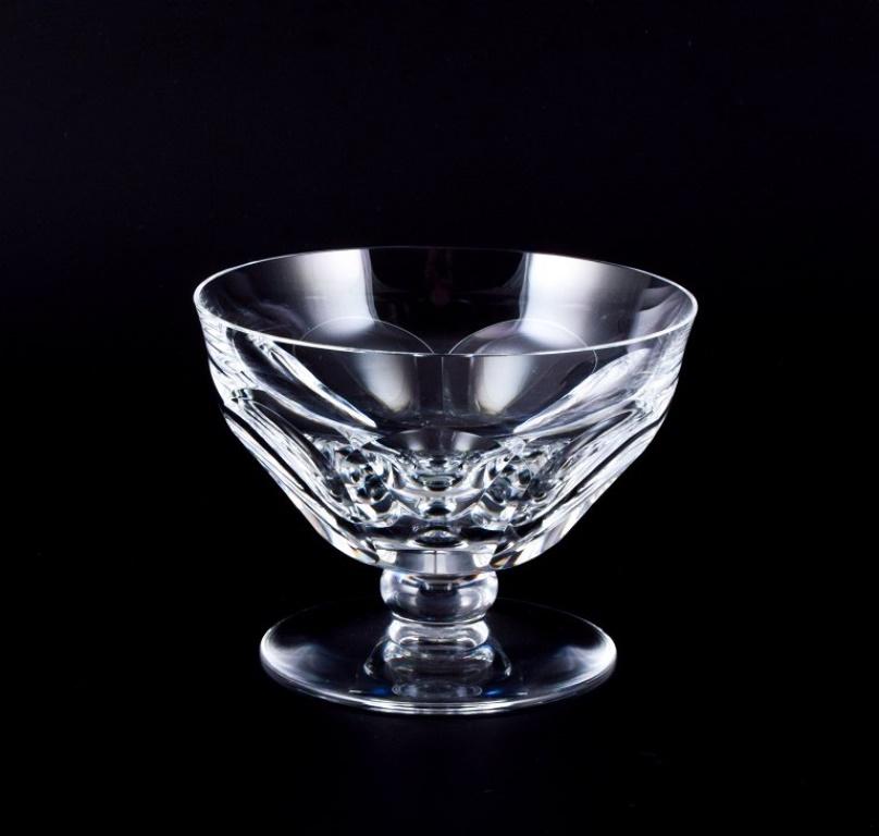 French Baccarat, France. Set of eight Art Deco champagne coupes in crystal glass For Sale