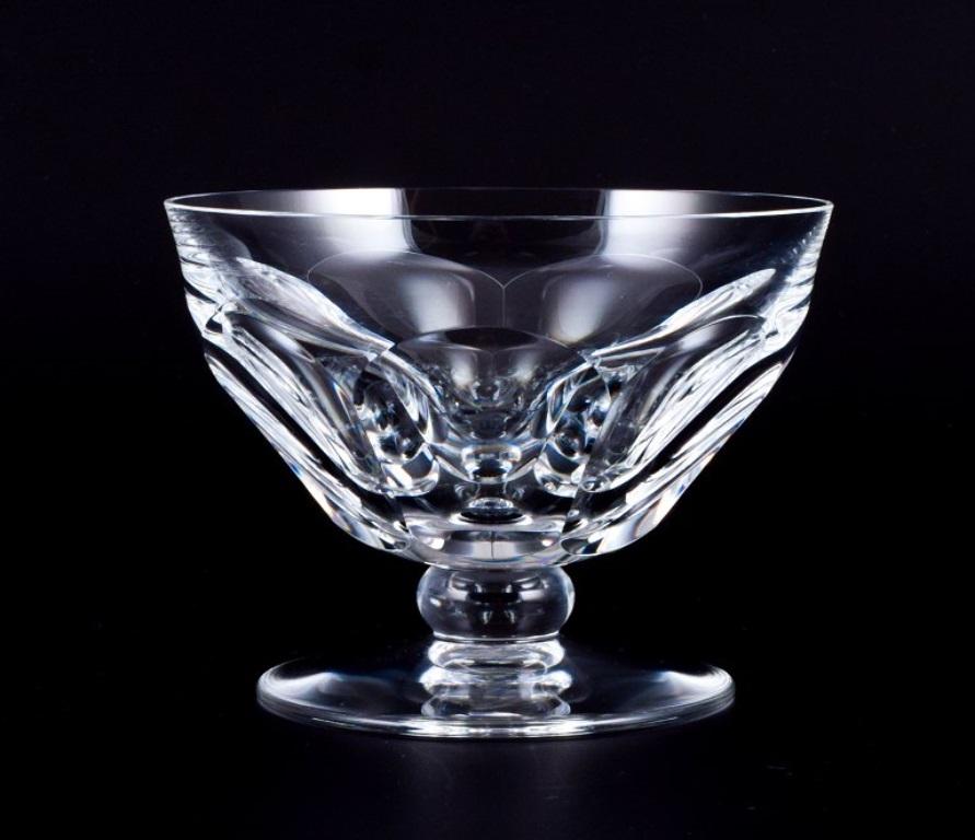 Baccarat, France. Set of eight Art Deco champagne coupes in crystal glass In Excellent Condition For Sale In Copenhagen, DK