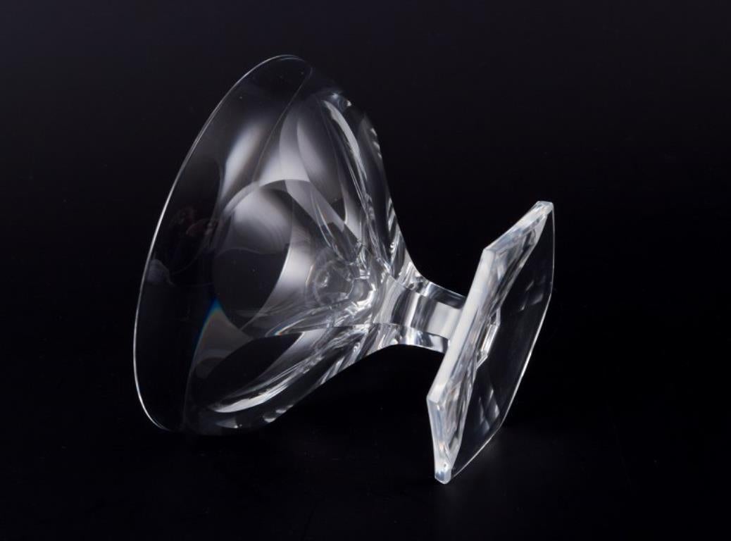 Mid-20th Century Baccarat, France. Set of five Art Deco champagne bowls in clear crystal glass. For Sale
