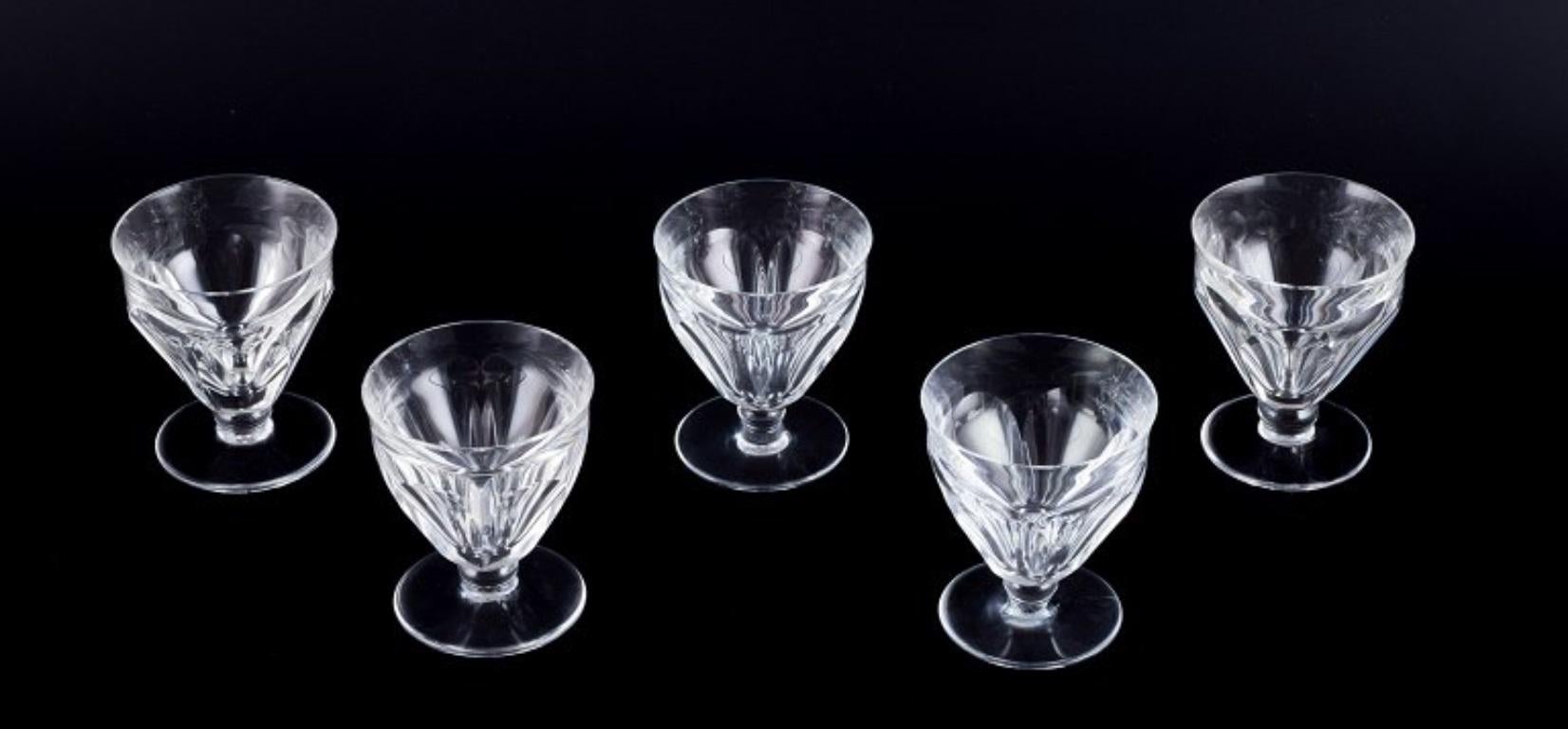 Baccarat, France. 
A set of five Art Deco sherry glasses in faceted cut crystal glass. 
On a round base. Handmade crystal glass.
1930s/1940s.
Marked.
Perfect condition.
Dimensions: D 6.7 cm x H 8.0 cm.

