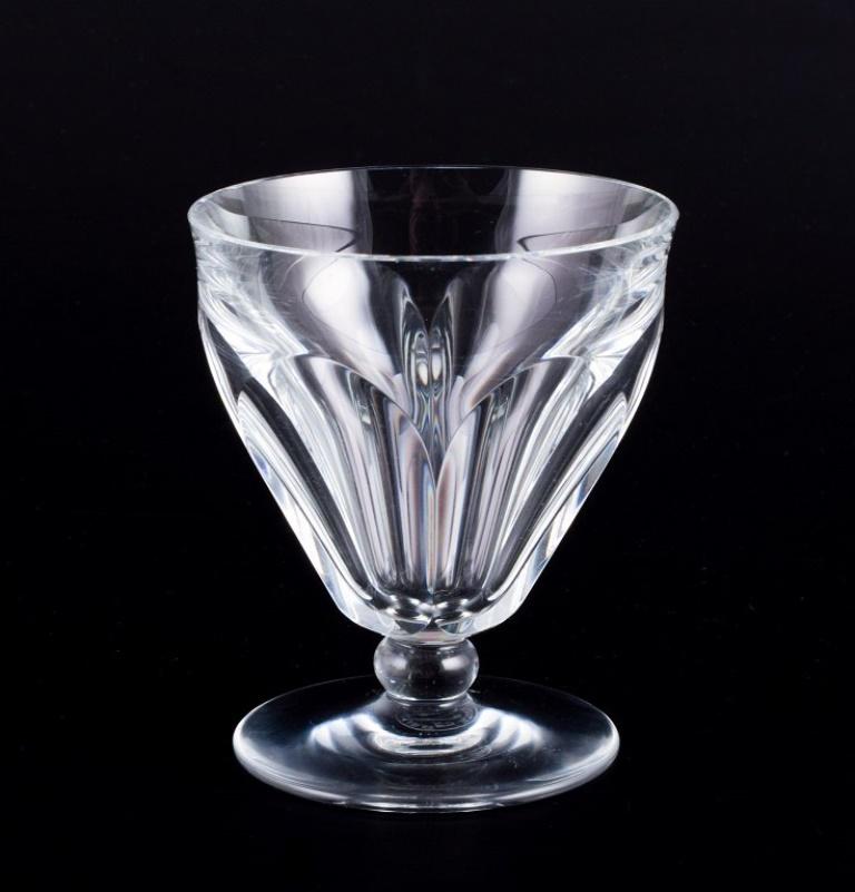 French Baccarat, France. Set of five Art Deco sherry glasses in faceted crystal glass For Sale