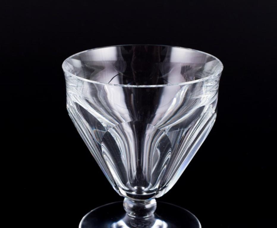 Baccarat, Frankreich. Set von fünf Art-Déco- Kirschgläsern aus facettiertem Kristallglas in Art déco-Optik (Mitte des 20. Jahrhunderts) im Angebot