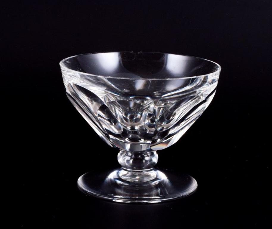 Baccarat, France. A set of four Art Deco champagne coupes in faceted crystal glass.
From the 1930s/1940s.
Marked.
In good condition with chips on the rims.
Dimensions: D 10.3 cm x H 7.8 cm.