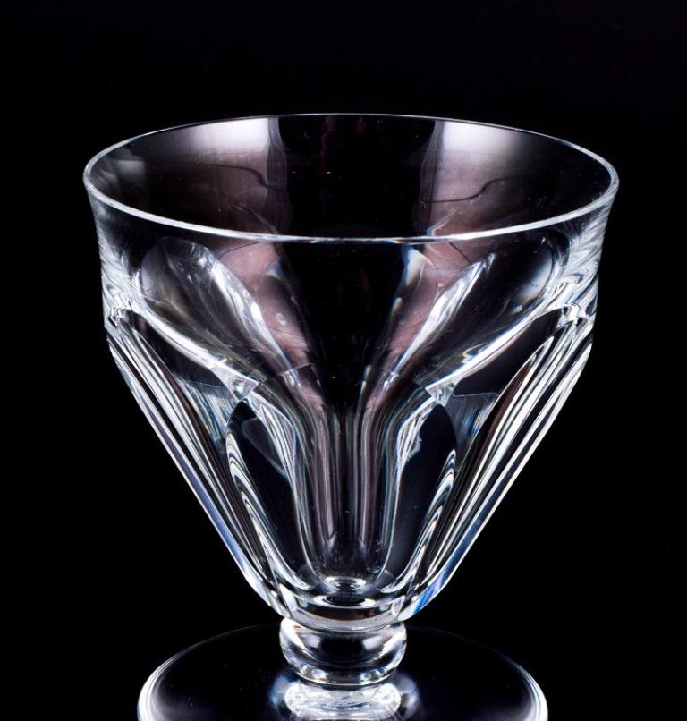 Baccarat, France. Set of four Art Deco glasses in faceted crystal glass.  In Excellent Condition For Sale In Copenhagen, DK