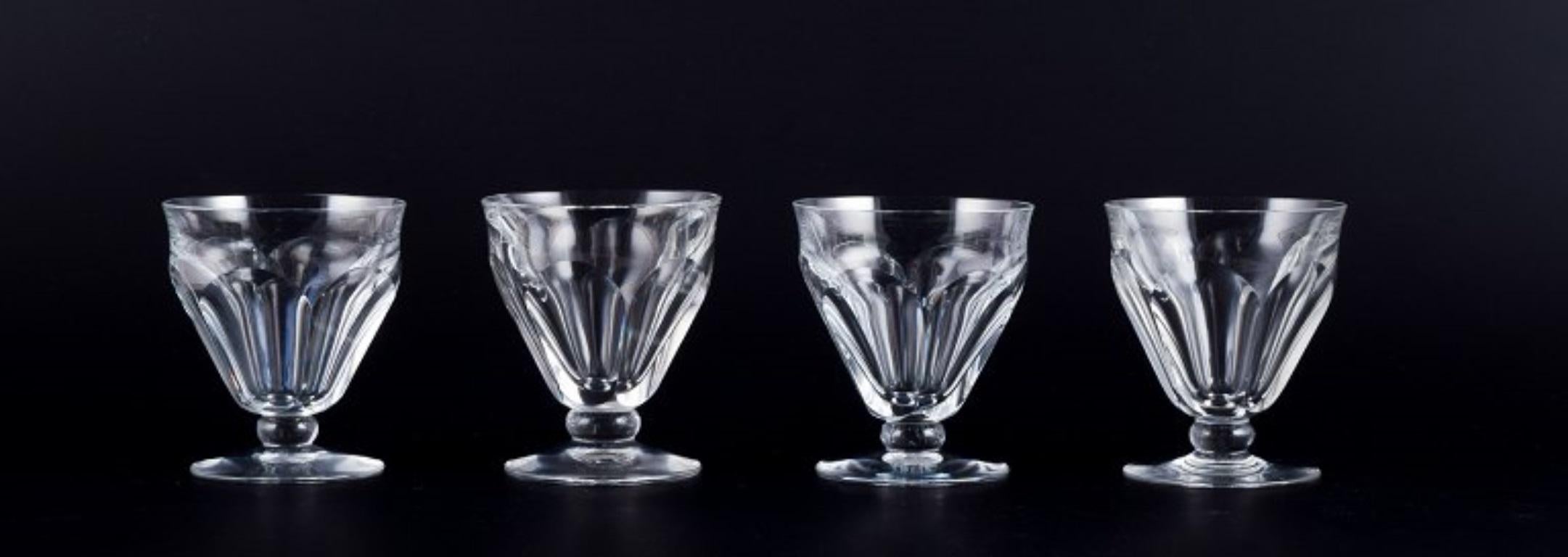 Baccarat, France. A set of four Art Deco white wine glasses in faceted cut crystal glass. 
1930s/1940s.
Marked.
Perfect condition.
Dimensions: D 7.5 cm x H 8.5 cm.

