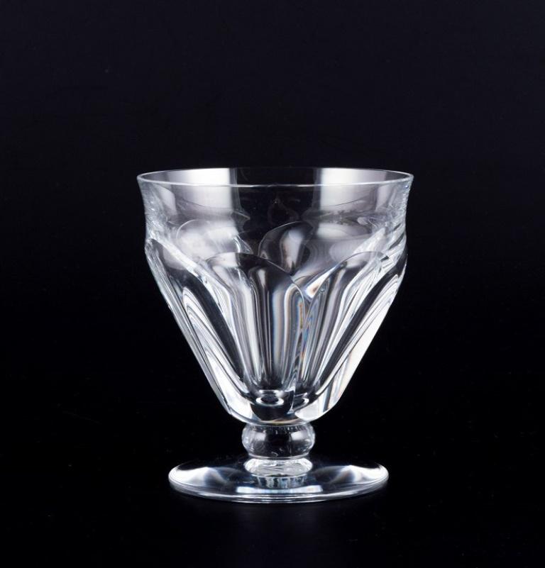 Baccarat, France. Set of four Art Deco white wine glasses in crystal glass. In Excellent Condition For Sale In Copenhagen, DK