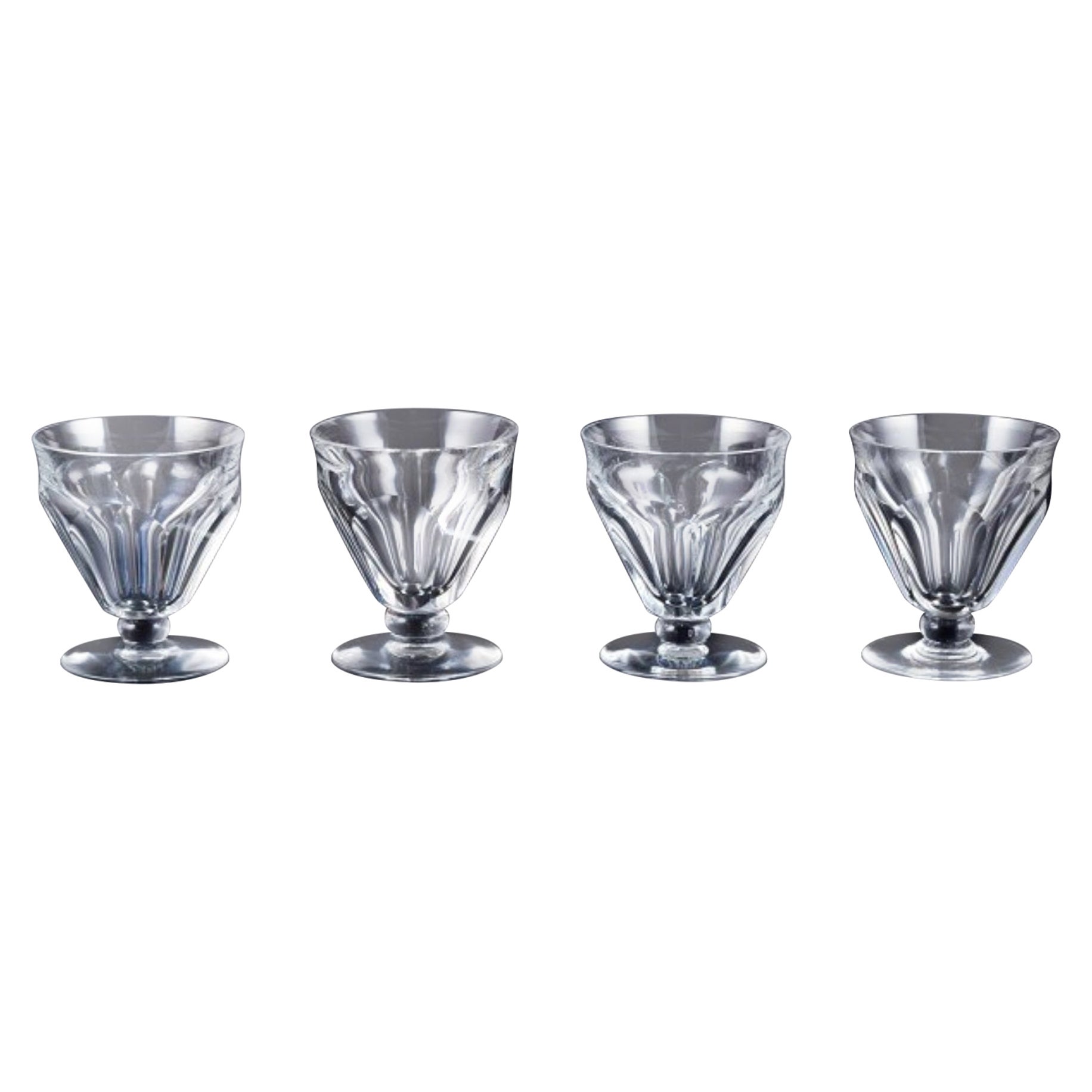 Baccarat, France. Ensemble de quatre verres à vin blanc Art Déco en verre de cristal.