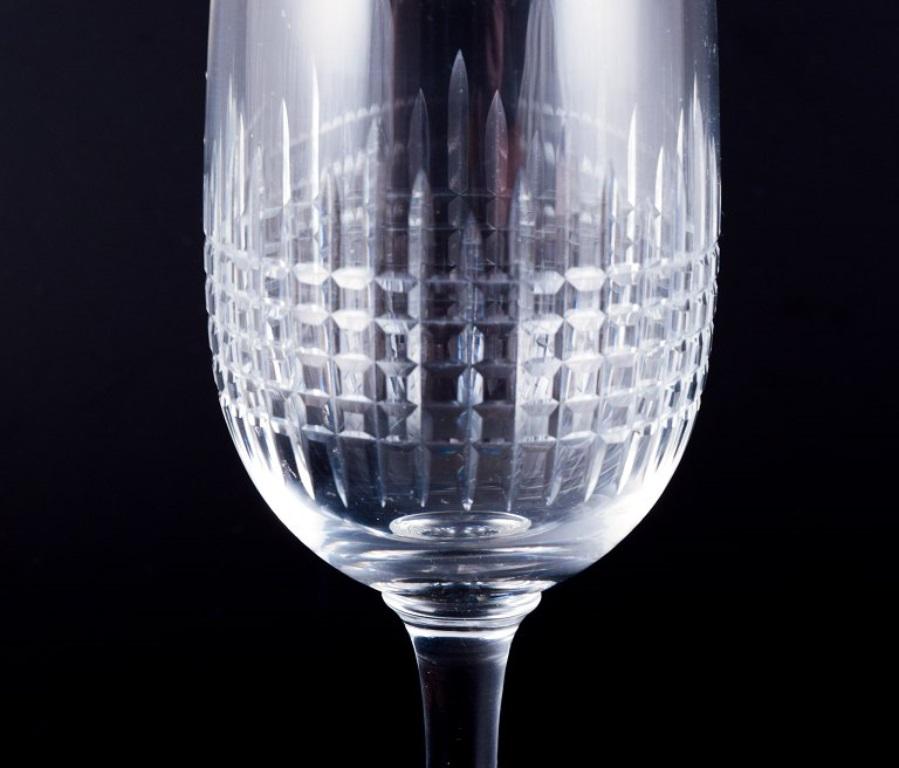 Milieu du XXe siècle Baccarat, France. Ensemble de sept verres à vin rouge « Nancy » en verre de cristal transparent en vente