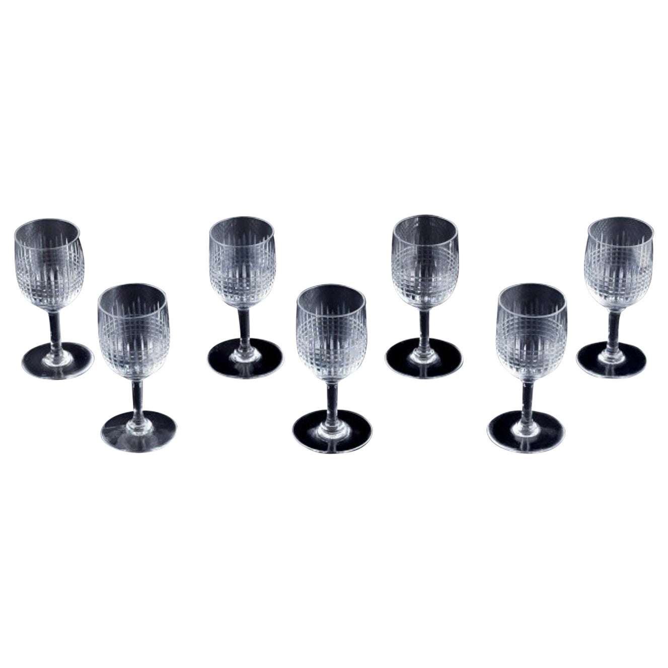 Baccarat, Francia. Set di sette bicchieri da vino rosso "Nancy" in cristallo trasparente