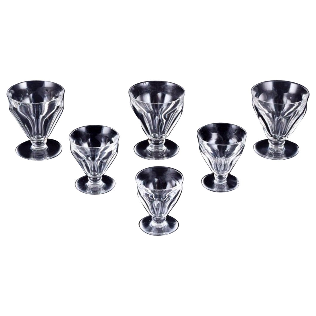 Baccarat, France. Ensemble de six verres Art Déco en verre de cristal facetté.