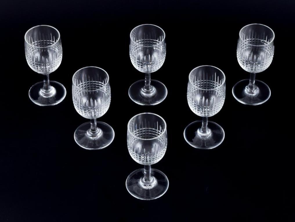 Baccarat, Francia. Un set di sei bicchieri da vino bianco 