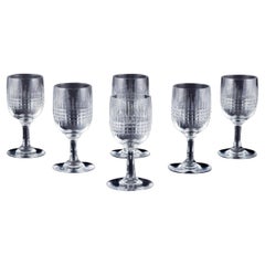 Baccarat, Frankreich. Set von sechs weißen „Nancy“-Weingläsern aus Kristallglas