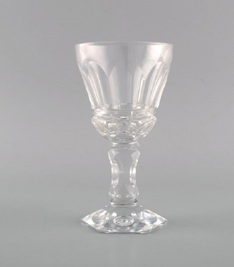 Baccarat, France. Seven Art Deco white wine glasses in clear mouth-blown crystal glass. 1930s.
Largest measures: 14.5 x 8 cm.
Smallest measures: 13.5 x 7 cm.
All glasses has a small shard.