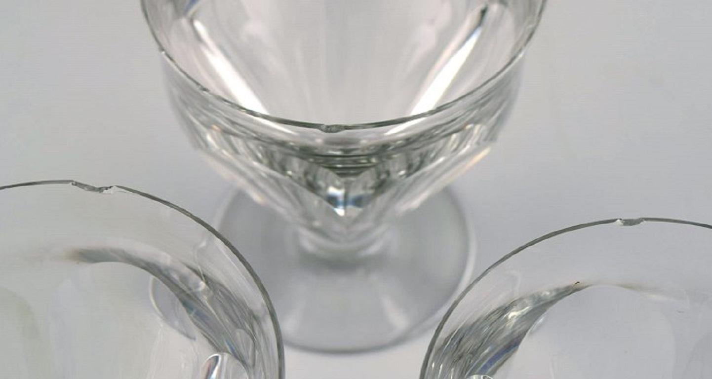 Baccarat, France. Seven Tallyrand glasses in clear mouth-blown crystal glass. Mid-20th century.
Largest measures: 8.5 x 7.5 cm.
In good condition. All glasses with small shard.
Stamped.