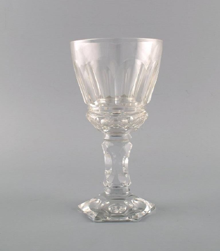 Baccarat, France. Six Art Deco red wine glasses in clear mouth-blown crystal glass. 1930s.
Measures: 17.5 x 9 cm.
All glasses has a small shard.