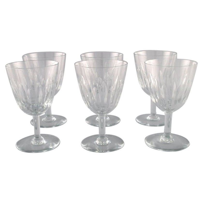 Baccarat, Frankreich, Sechs rote Art-Déco-Weingläser aus klarem Kristallglas